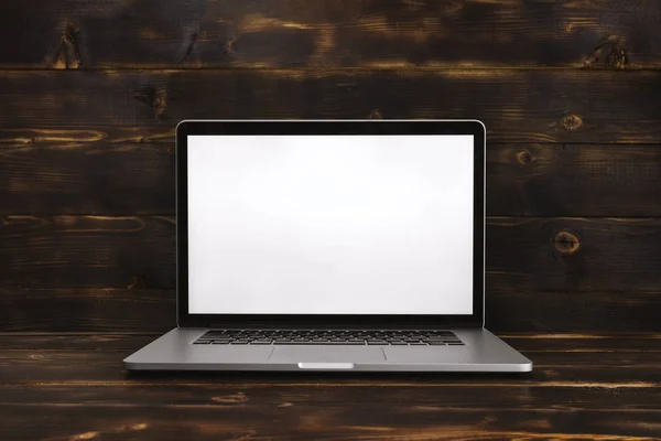 Laptop dengan Layar Putih Kosong Melawan Latar Belakang Kayu Rustik . — Stok Foto