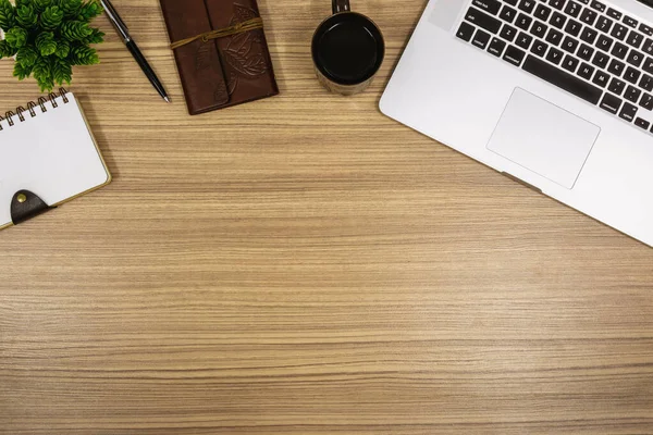 Laptop dan Buku Catatan tentang Meja Kerja Wooden — Stok Foto