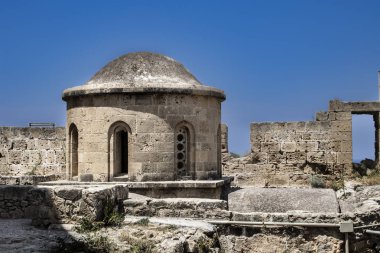 kale ve mavi gökyüzü