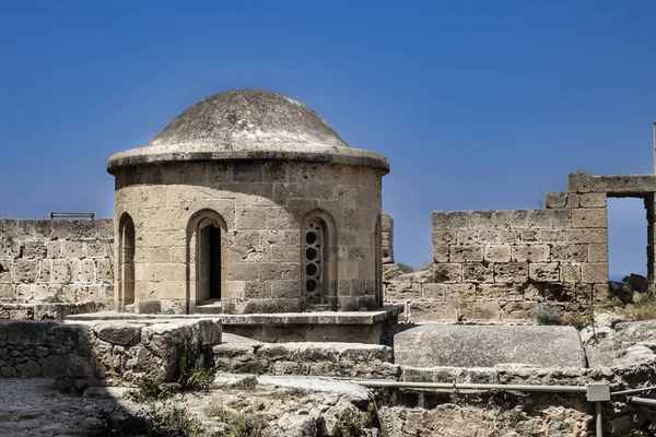 kale ve mavi gökyüzü