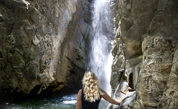 Jeune femme avec cascade — Photo