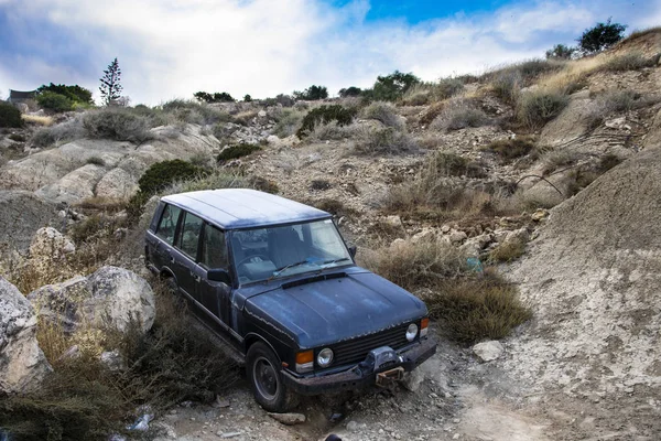 Coche abandonado en la playa — Foto de Stock