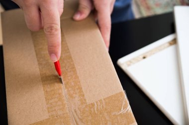 Kendinden montajlı göğüs, eller yakın çekim