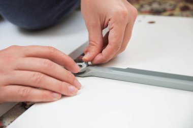 Kendinden montajlı göğüs, eller yakın çekim