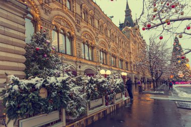 Moskova, Rusya - 19 Aralık 2017: Moskova sakinleri ve turistler yürüyüşte red square yakınındaki sakız buz pateni pisti ve Moskova'da bir kar yağışı sonra