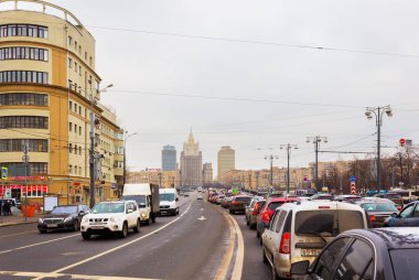 Moscow, Rusya Federasyonu - 12 Aralık 2017: Trafik sıkışıklığını Avrupa'nın square Moskova'da Kiev tren garının yakınındaki Kutuzov Avenue otomobillerde insanlar stand