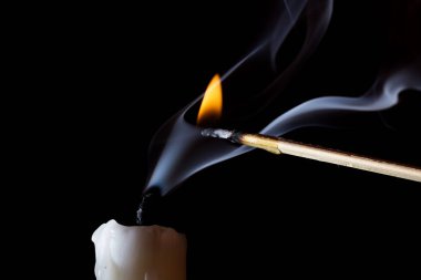 Koyu arkaplanda yanan mum.