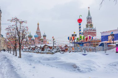 Moskova, Rusya - 05 Şubat 2018: Moskova Kremlin Kışın kar yağışı öğleden sonra.