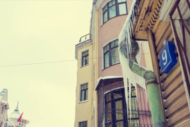 Çatıda tehlikeli buz sarkıtları.