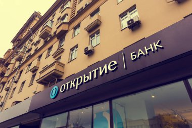Moskova, Rusya - 19 Kasım 2017: Moskova'da Bahçe yüzükteki Smolensky Bulvarı'nda banka Otkritie belirtisi