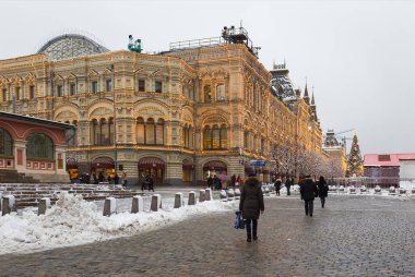 Moskova, Rusya - 19 Aralık 2017: Moskova sakinleri ve turistler yürüyüşte red square yakınındaki sakız buz pateni pisti ve Moskova'da bir kar yağışı sonra