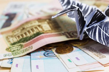 Rus ruble ve bir sembol siyah kuğu origami tarzı rastgele olaylar - kavramsal fotoğrafçılık.