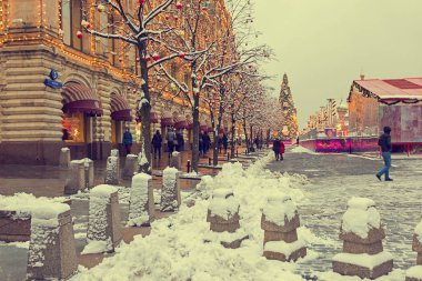 Moskova, Rusya - 19 Aralık 2017: Moskova sakinleri ve turistler yürüyüşte red square yakınındaki sakız buz pateni pisti ve Moskova'da bir kar yağışı sonra