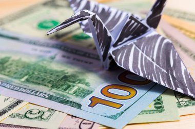 Dolar ve bir sembol siyah kuğu origami tarzı rastgele olaylar - kavramsal fotoğrafçılık.