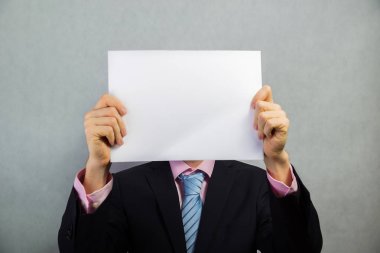 Elinde boş bir sayfa ile takım elbiseli adam