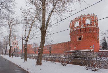 Donskoy manastırda Moskova'da kışın şiddetli kar yağışı