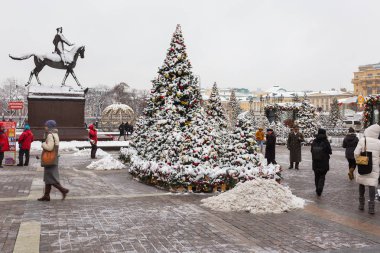 Moskova, Rusya - 19 Aralık 2017: Muscovites ve turistler yürüyüş Manezhnaya bir kar yağışı Moskova'da sonra kare tarafından