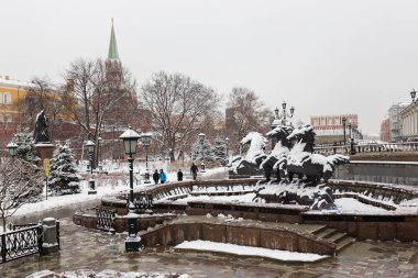 Moskova, Rusya - 19 Aralık 2017: Anıt Alexander Bahçe Alışveriş Merkezi yakınındaki bir kar yağışı Moskova'da sonra Kremlin Okhotny Ryad önünde atları ile.