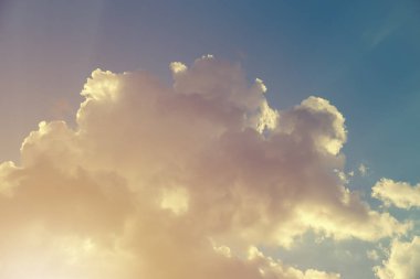 Beyaz bulutlu mavi gökyüzü