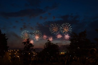 Karanlık gökyüzü, Moskova'da havai fişek