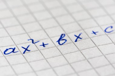 İkinci dereceden denklem içinde mavi kalem kare kağıt üzerinde bulunmakta