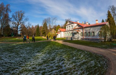 Abramtsevo, Rusya - 22 Ekim 2017: Abramtsevo Emlak geç sonbaharda. Rusya.