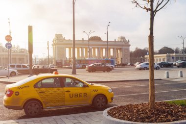Moskova, Rusya - 13 Kasım 2017: Sarı taksi merkezi Moskova'da, sokak sanatçı ve Gorki Park merkezi evin yanındaki Kırım şaft Uber