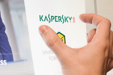 Moscow, Rusya Federasyonu - 13 Kasım 2017: Birisi Kaspersky Anti-virüs sayfasında logo dikkat çekiyor