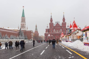 Moskova, Rusya - 19 Aralık 2017: Moskova sakinleri ve turistler yürüyüşte red square yakınındaki sakız buz pateni pisti ve Moskova'da bir kar yağışı sonra