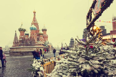 Moskova, Rusya - 19 Aralık 2017: Moskova sakinleri ve turistler yürüyüşte red square yakınındaki sakız buz pateni pisti ve Moskova'da bir kar yağışı sonra