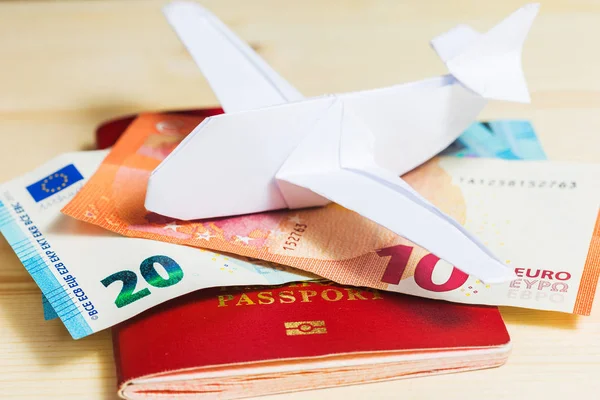Fotografia Conceitual Com Passaporte Avião Papel Dinheiro Euros — Fotografia de Stock