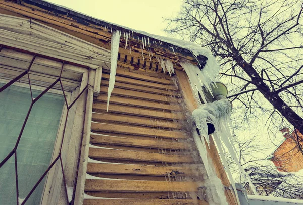 Gefährliche Eiszapfen Auf Dem Dach — Stockfoto