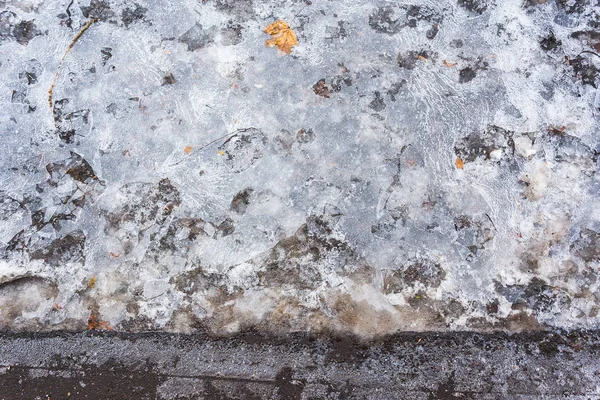 Poça Congelada Com Gelo Rachado Pegadas — Fotografia de Stock