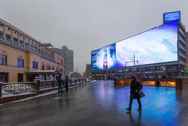 Москва Россия Декабря 2017 Года Огромный Дисплей Sony Находится Пересечении — стоковое фото