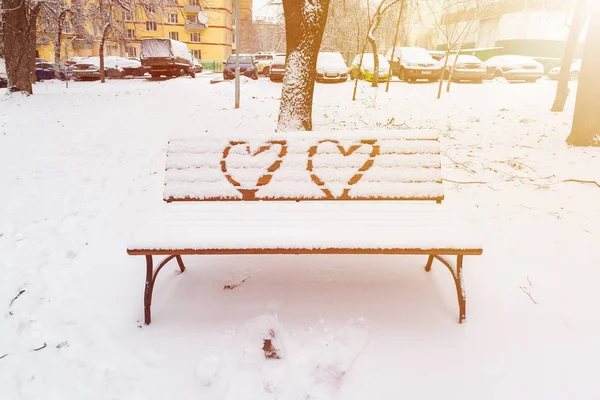 Bank Schnee Mit Einem Paar Valentinsherzen — Stockfoto