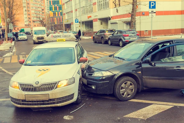 Moscow Russia January 2018 Broken Cars Intersection Waiting Inspector Street — Stock Photo, Image