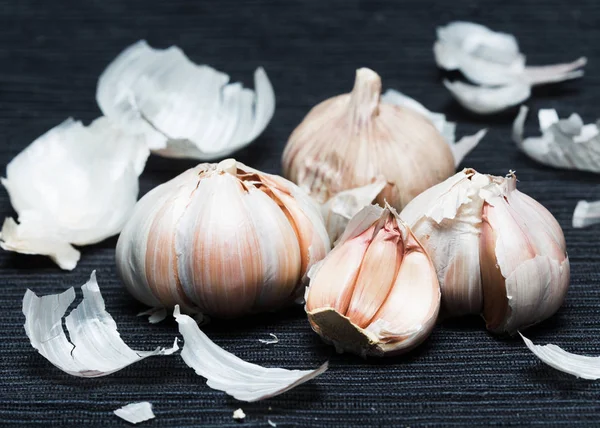Garlic on the tablecloth. — Stock Image Garlic Tablecloth Stock Image