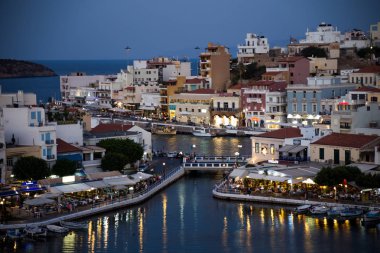 Yunanistan, Girit - 14 Eylül: Agios Nikolaos. Gece Voulismeni Gölü.