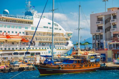 Agios Nikolaos, Girit - 13 Eylül 2016: Yolcu gemisi ve küçük gemi Agios Nikolaos bağlantı noktası. Avrupa. Yunanistan. Crete.