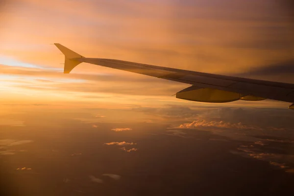 Der Flügel Des Flugzeugs Vor Dem Hintergrund Des Sonnenaufgangs — Stockfoto