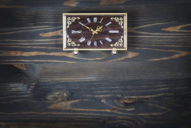 Ahşap arka plan üzerinde Vintage masa saati.