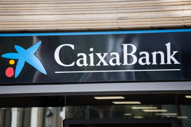 Barcelona, İspanya - 27 Nisan 2018: Banka Caixa güneşli bir İspanya Barcelona'da Logo