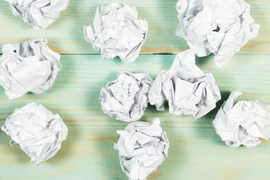 ahşap zemin üzerinde buruşuk kağıt.