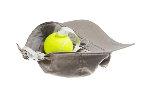 棕色棒球帽与网球在弹性带查出在白色背景 — 图库照片