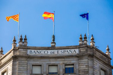 Barcelona, İspanya - 27 Nisan 2018: Bank İspanya bina Plaza Catalunya Barcelona merkezi bayraklı.