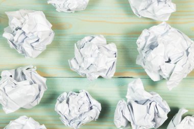 ahşap zemin üzerinde buruşuk kağıt.