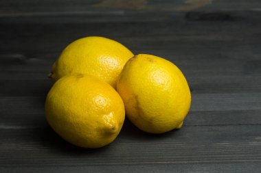 ahşap arkaplanda limon