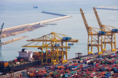Barcelona, İspanya - 27 Nisan 2018: kargo konteyner liman Barcelona İspanya boşaltma