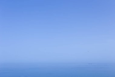 Deniz arka plan üzerinde gökyüzü