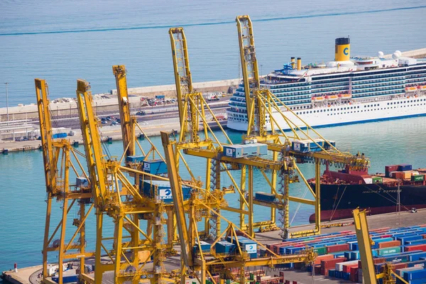 Barcelona Spagna Aprile 2018 Scarico Container Nel Porto Barcellona Spagna — Foto Stock